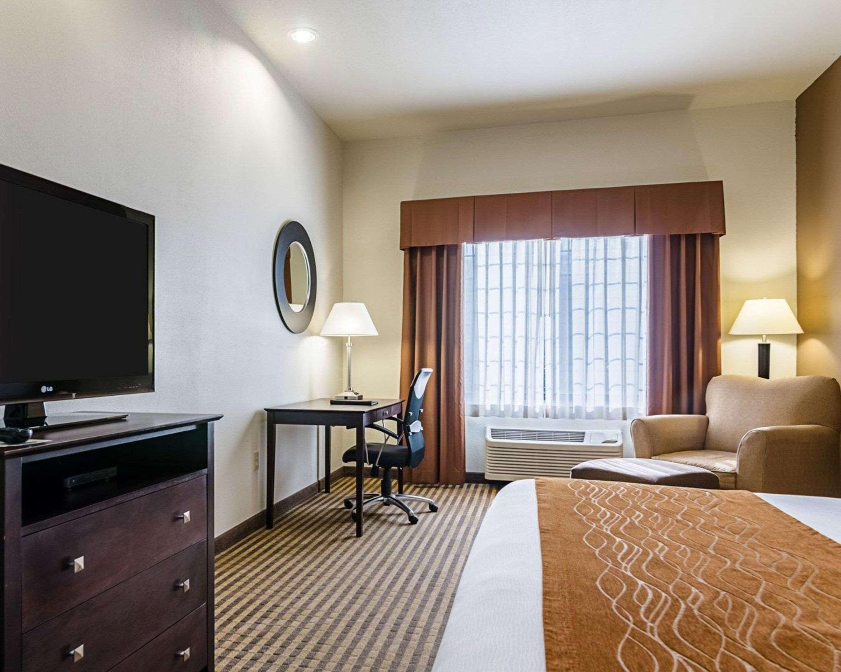 Comfort Inn & Suites Lawrence - University Area Exteriör bild