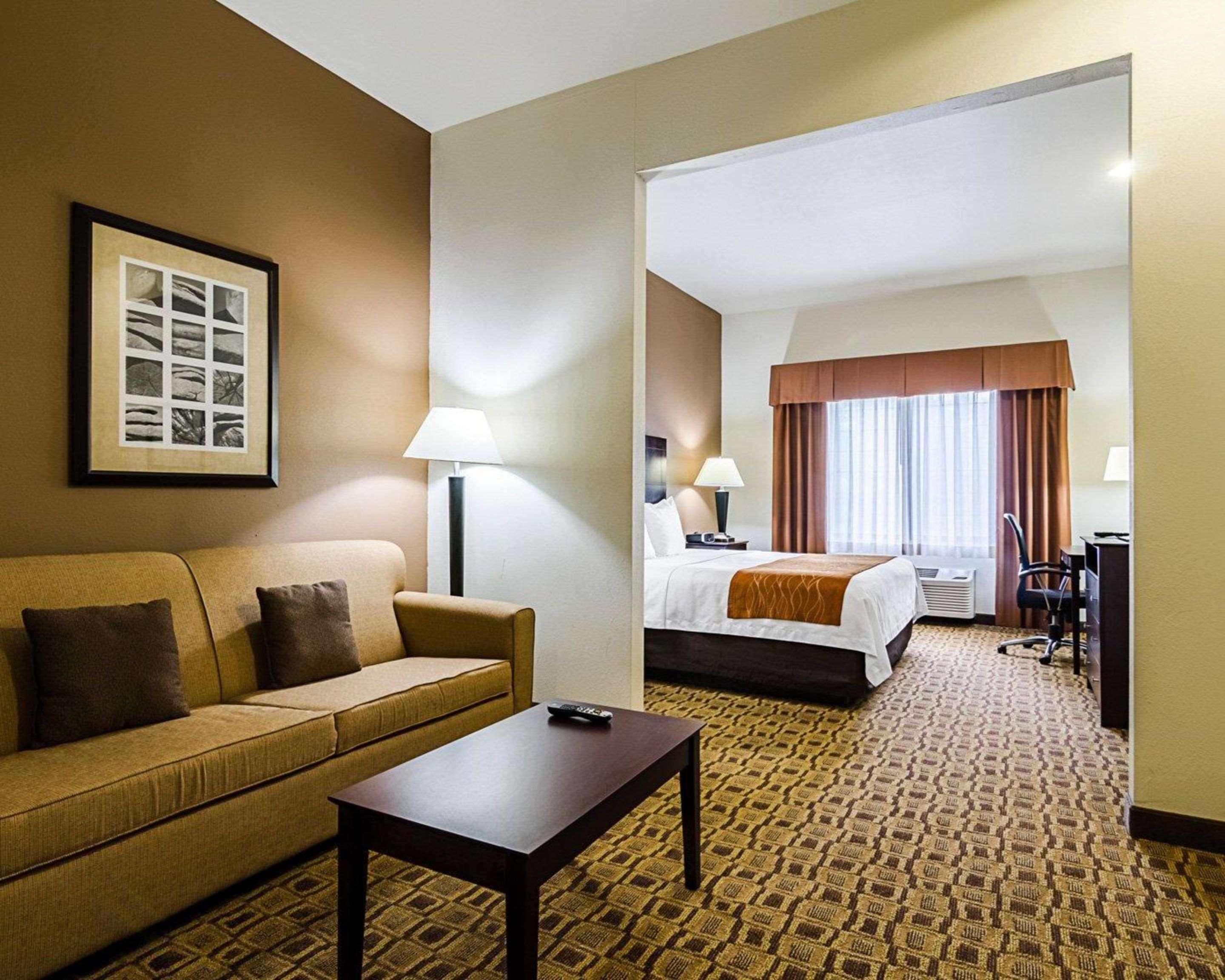 Comfort Inn & Suites Lawrence - University Area Exteriör bild