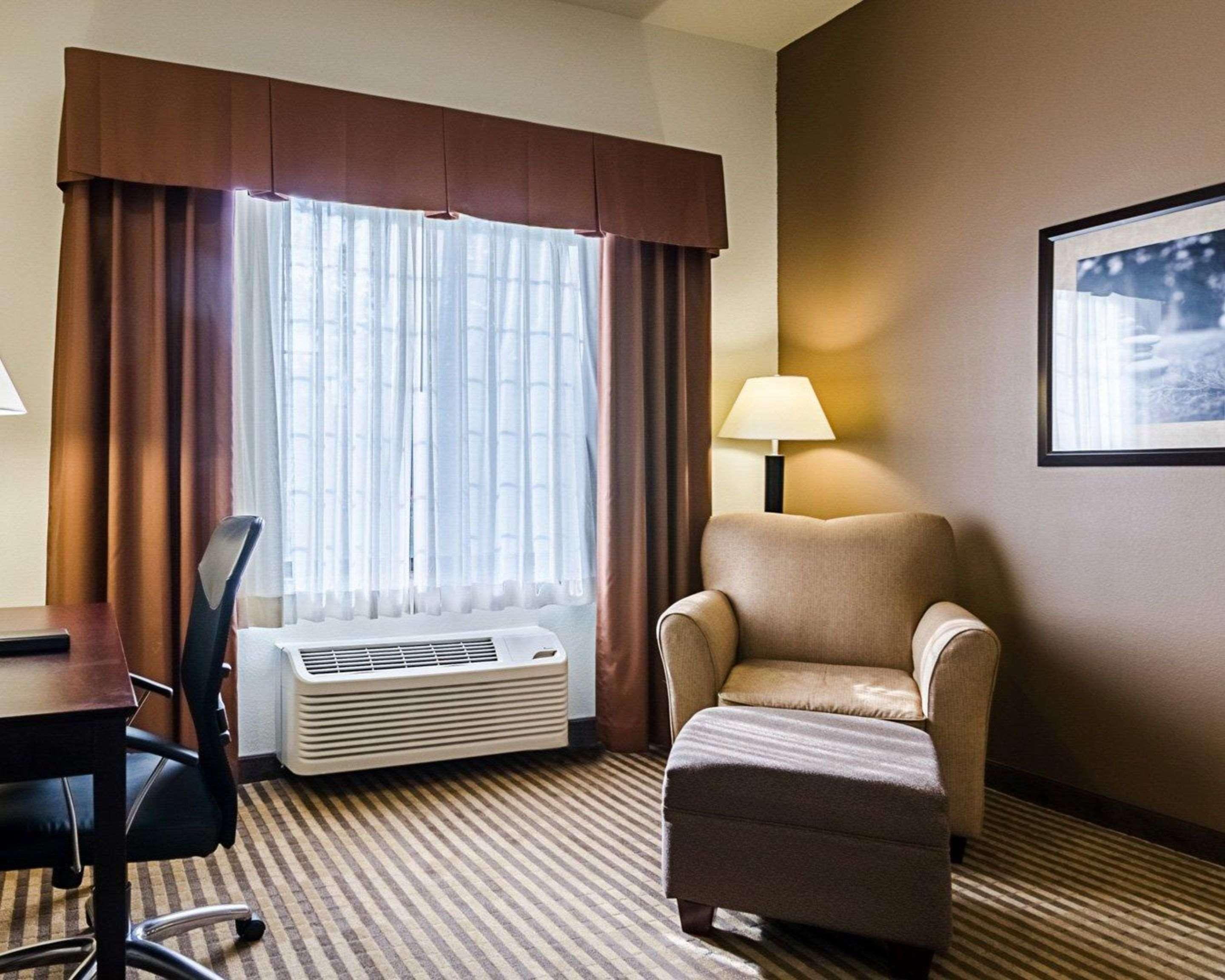 Comfort Inn & Suites Lawrence - University Area Exteriör bild