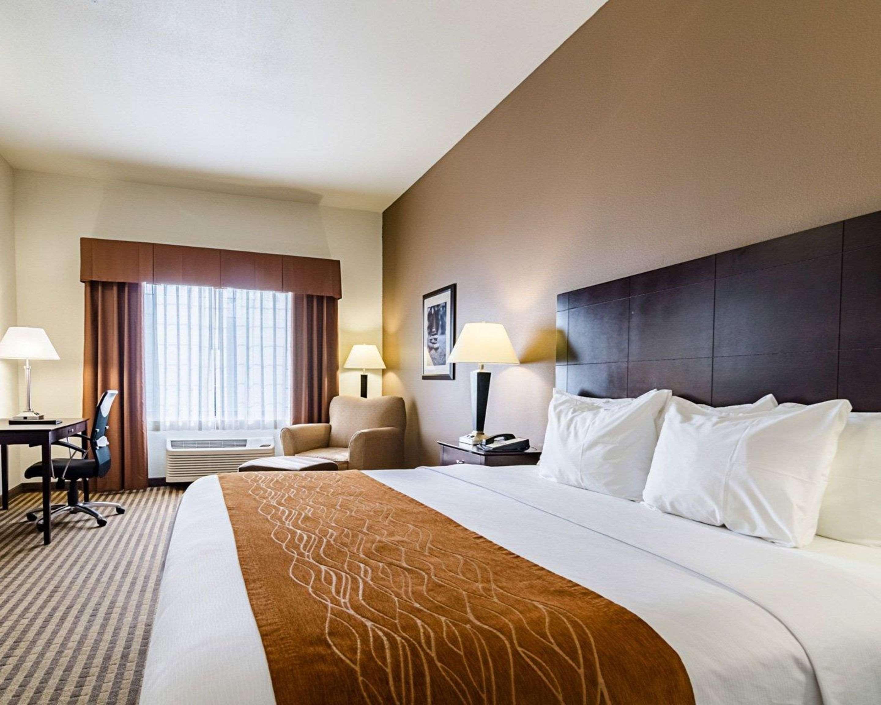 Comfort Inn & Suites Lawrence - University Area Exteriör bild