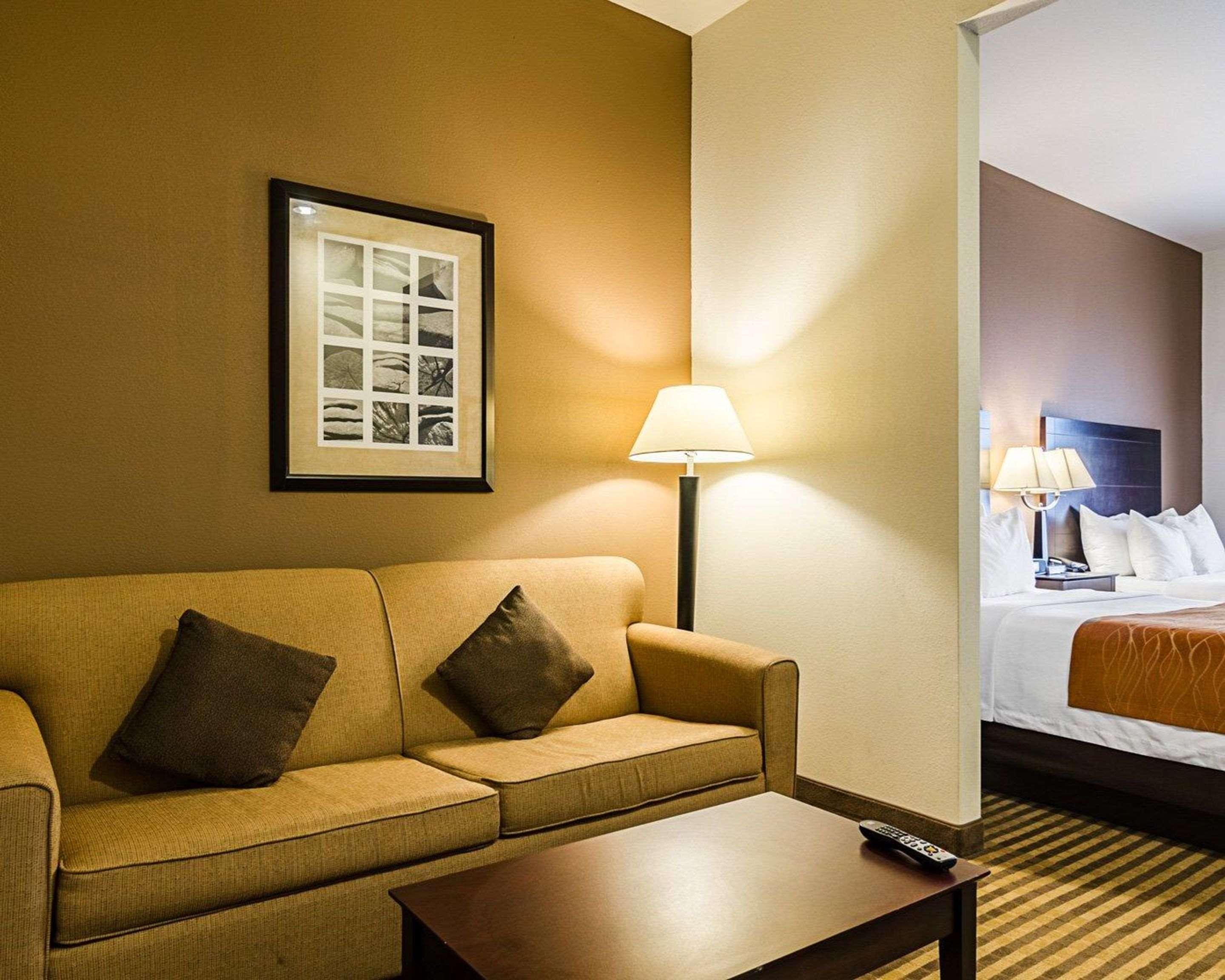 Comfort Inn & Suites Lawrence - University Area Exteriör bild