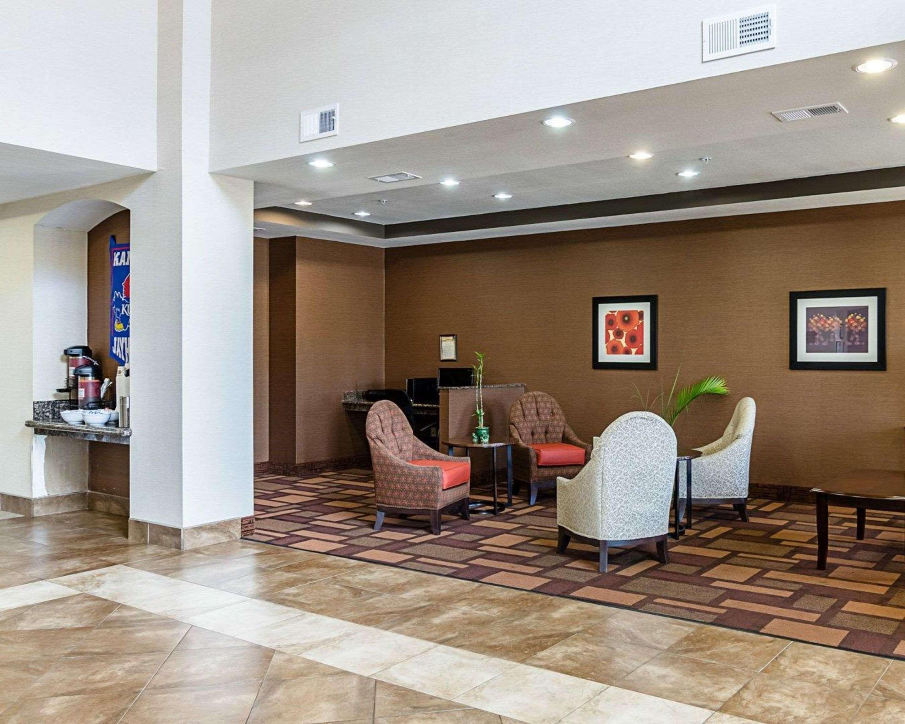 Comfort Inn & Suites Lawrence - University Area Exteriör bild