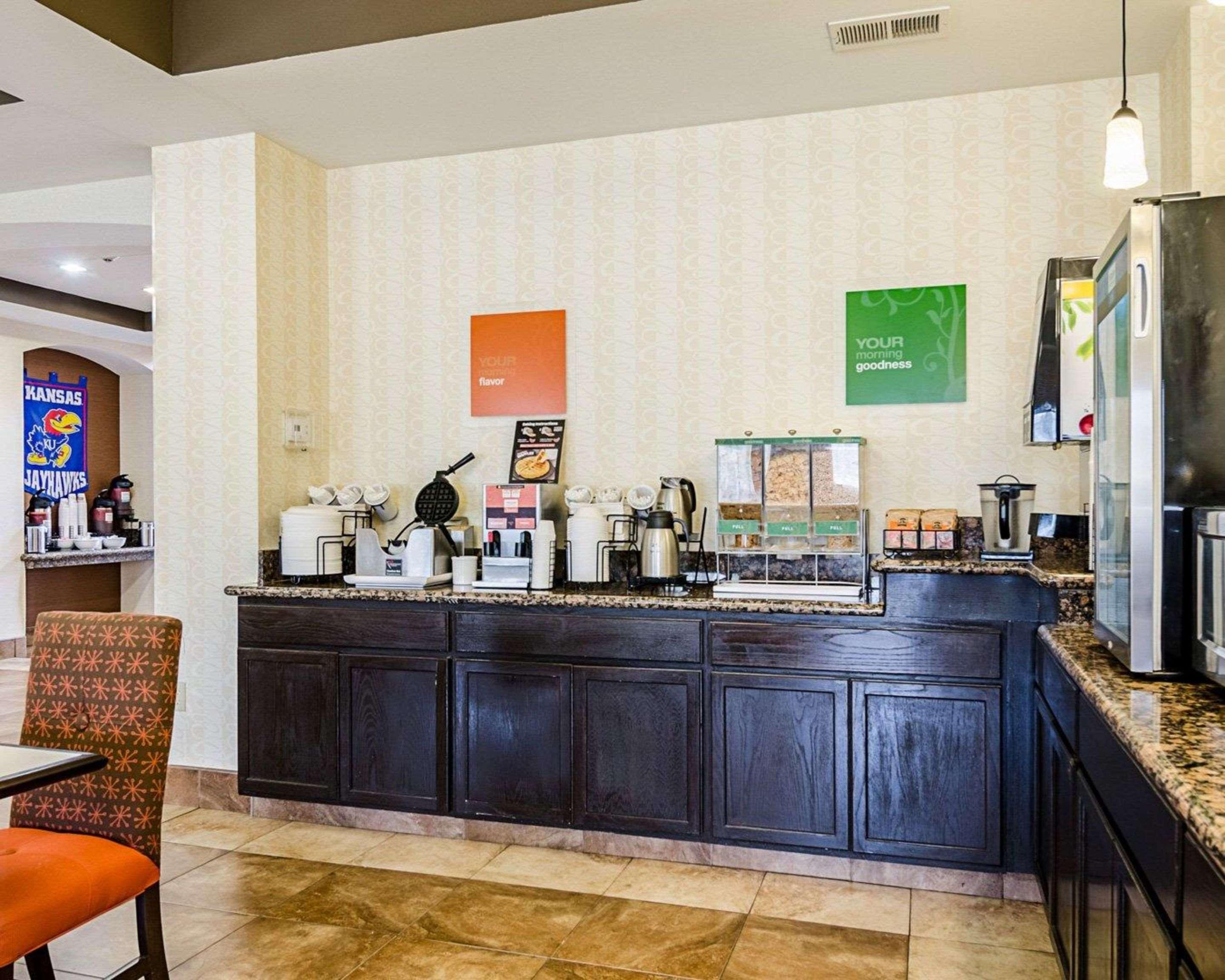 Comfort Inn & Suites Lawrence - University Area Exteriör bild