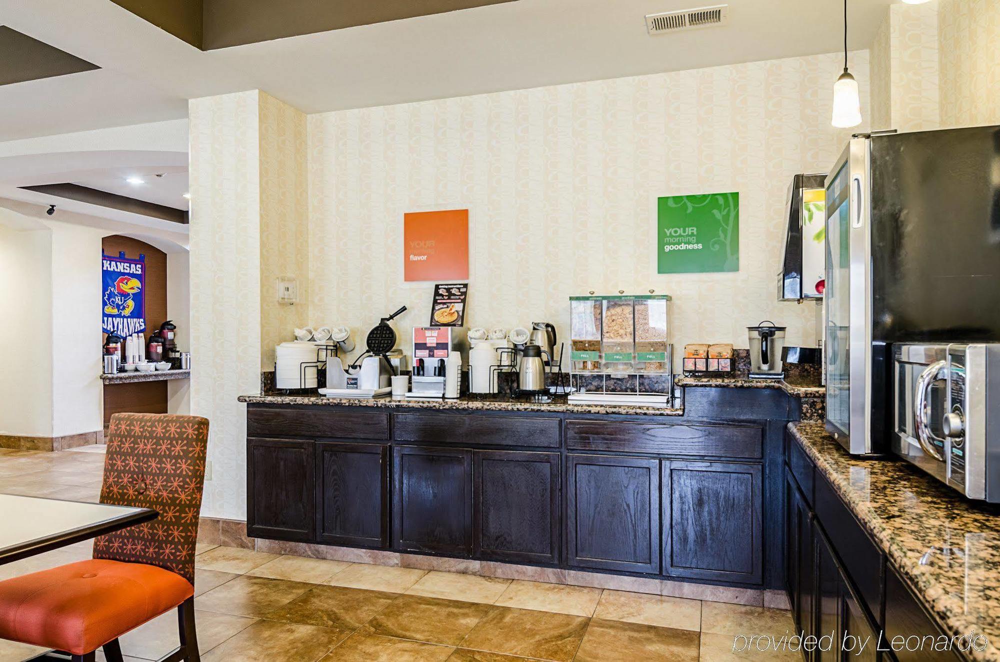 Comfort Inn & Suites Lawrence - University Area Exteriör bild